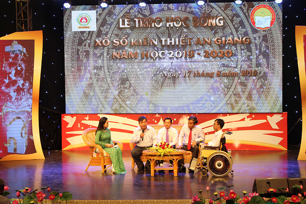 110 học sinh được nhận học bổng Xổ số kiến thiết An Giang (đợt 1) năm học 2019 – 2020 110 học sinh tiêu biểu được tuyên dương và nhận học bổng Xổ số kiến thiết An Giang (đợt 1) năm học 2019 – 2020