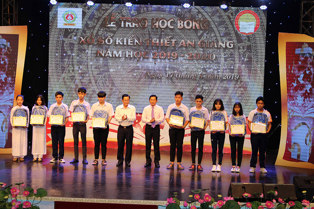 110 học sinh được nhận học bổng Xổ số kiến thiết An Giang (đợt 1) năm học 2019 – 2020 110 học sinh tiêu biểu được tuyên dương và nhận học bổng Xổ số kiến thiết An Giang (đợt 1) năm học 2019 – 2020