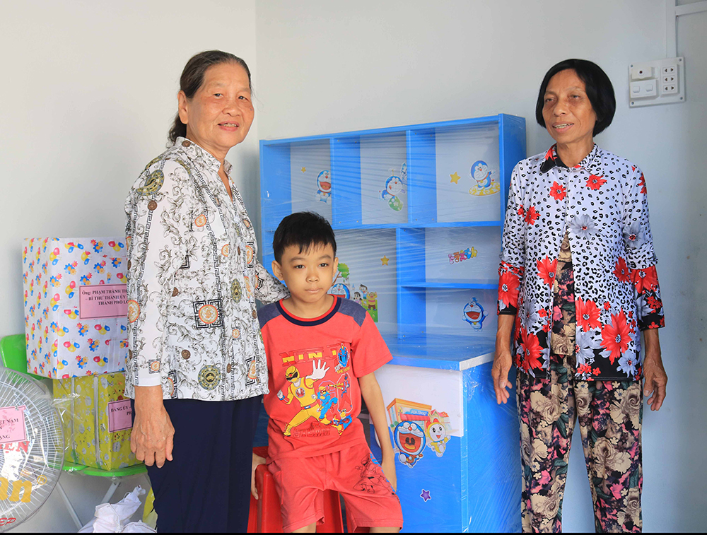 Tặng nhà Đại đoàn kết cho hộ cận nghèo Tặng nhà Đại đoàn kết cho hộ cận nghèo
