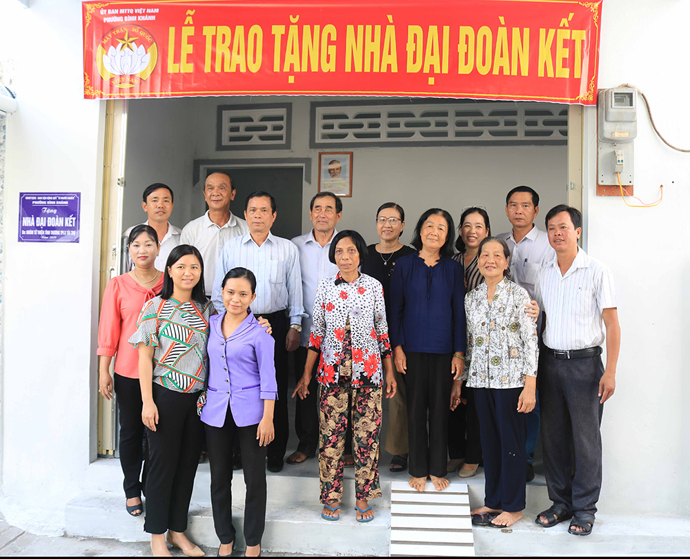 Tặng nhà Đại đoàn kết cho hộ cận nghèo Tặng nhà Đại đoàn kết cho hộ cận nghèo