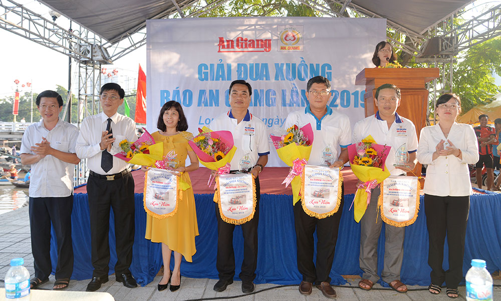 Sôi nổi, hấp dẫn Giải đua xuồng Báo An Giang lần thứ I-2019