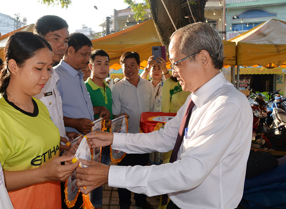 Sôi nổi, hấp dẫn Giải đua xuồng Báo An Giang lần thứ I-2019