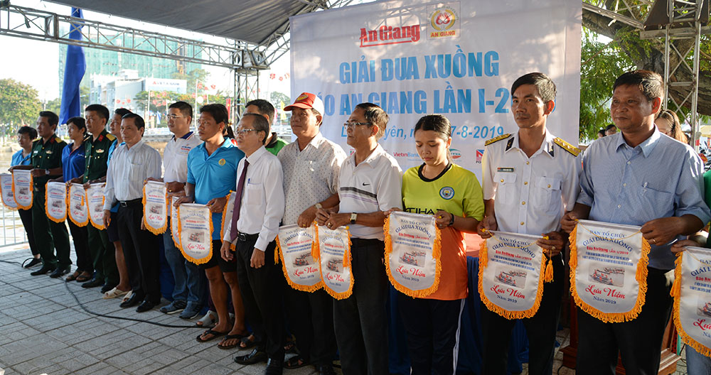 Sôi nổi, hấp dẫn Giải đua xuồng Báo An Giang lần thứ I-2019