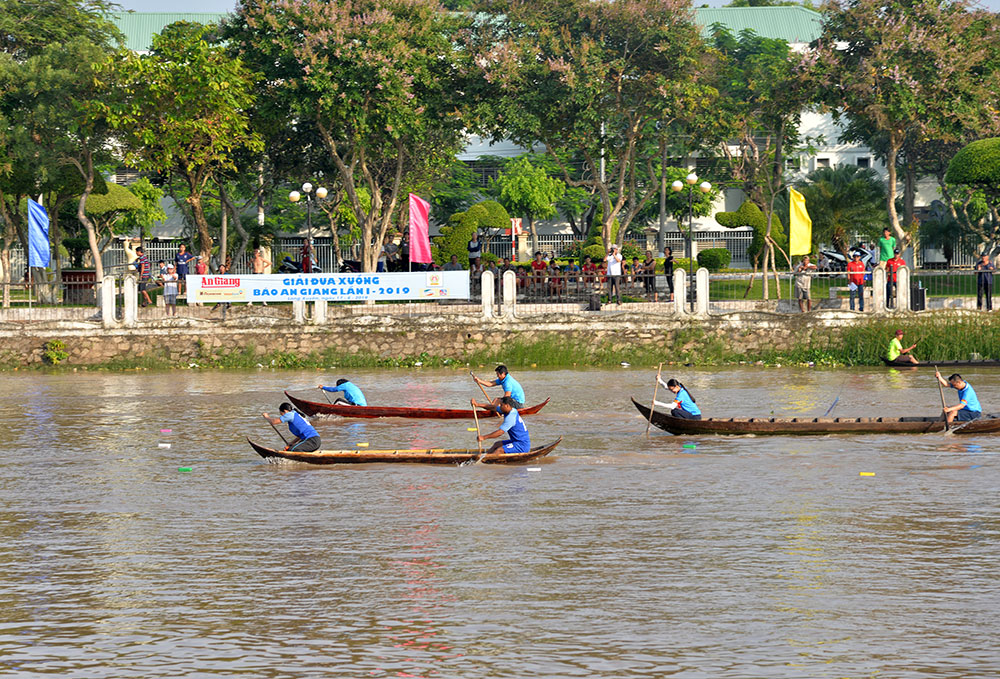 Sôi nổi, hấp dẫn Giải đua xuồng Báo An Giang lần thứ I-2019