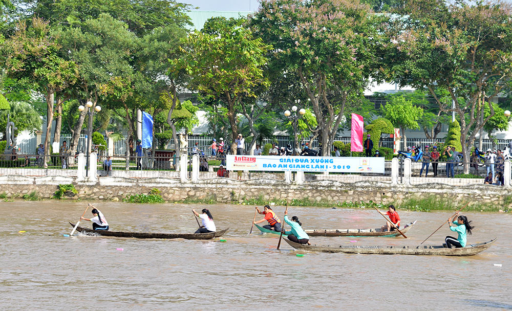 Sôi nổi, hấp dẫn Giải đua xuồng Báo An Giang lần thứ I-2019