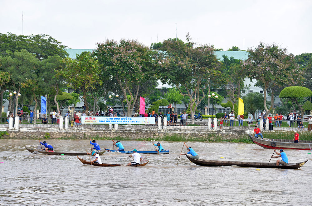 Sôi nổi, hấp dẫn Giải đua xuồng Báo An Giang lần thứ I-2019