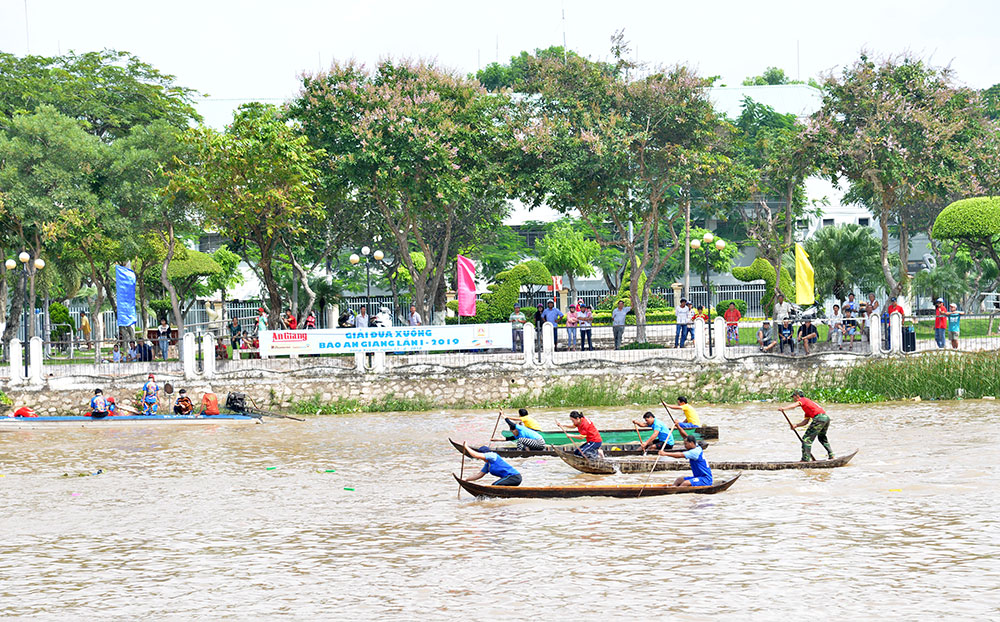 Sôi nổi, hấp dẫn Giải đua xuồng Báo An Giang lần thứ I-2019