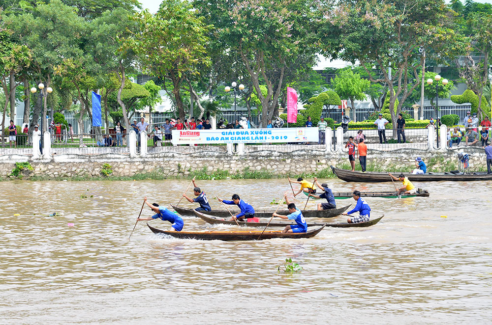 Sôi nổi, hấp dẫn Giải đua xuồng Báo An Giang lần thứ I-2019