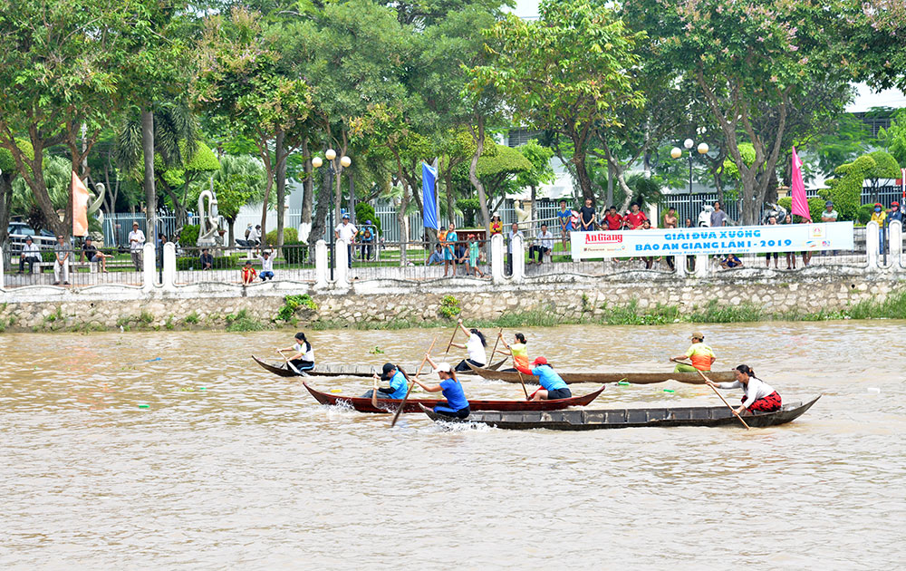 Sôi nổi, hấp dẫn Giải đua xuồng Báo An Giang lần thứ I-2019