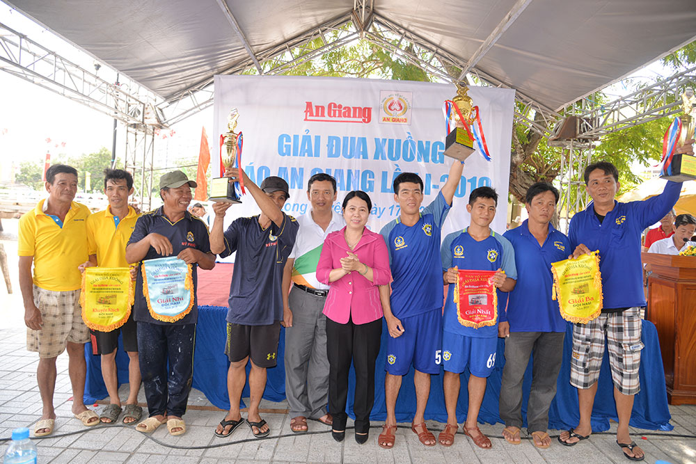 Sôi nổi, hấp dẫn Giải đua xuồng Báo An Giang lần thứ I-2019