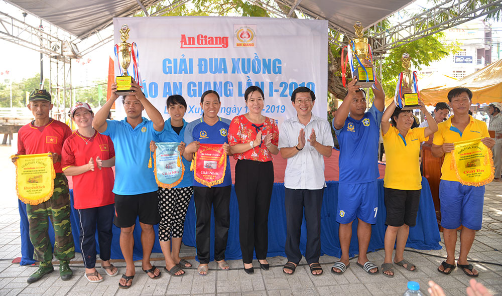 Sôi nổi, hấp dẫn Giải đua xuồng Báo An Giang lần thứ I-2019
