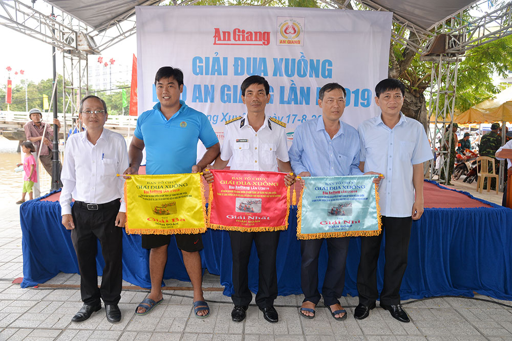 Sôi nổi, hấp dẫn Giải đua xuồng Báo An Giang lần thứ I-2019