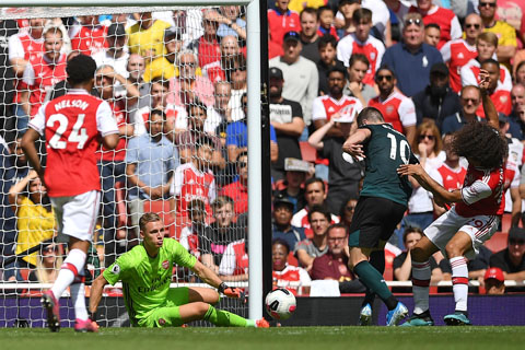 Arsenal 2-1 Burnley: Ceballos lập cú đúp kiến tạo, Arsenal tạm lên ngôi đầu bảng