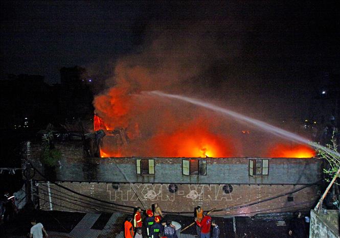 Hỏa hoạn thiêu rụi khu nhà 'ổ chuột' ở Bangladesh, 10.000 người lâm vào cảnh 'màn trời chiếu đất'