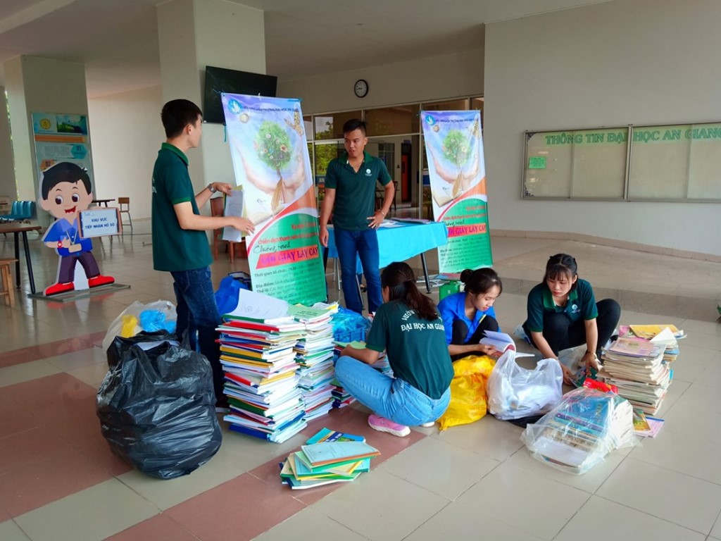 Sinh viên Trường Đại học An Giang tổ chức đổi giấy lấy cây
