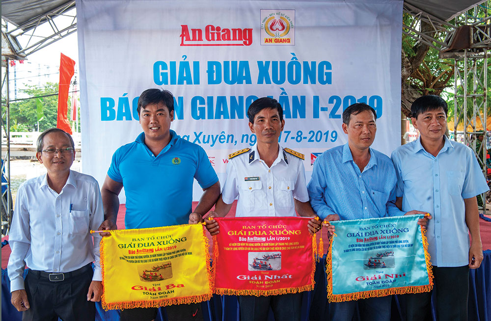 Sôi nổi giải đua xuồng Báo An Giang lần thứ I - 2019 Phó Tổng Biên tập Báo An Giang Nguyễn Thành Tín và Phó Chủ tịch UBND TP. Long Xuyên Nguyễn Phú trao thưởng giải toàn đoàn