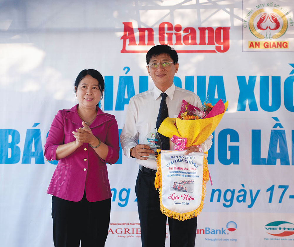 Sôi nổi giải đua xuồng Báo An Giang lần thứ I - 2019 Tổng Biên tập Báo An Giang Trần Thị Bích Vân tặng hoa và cờ lưu niệm cho UBND TP. Long Xuyên - đơn vị cùng phối hợp tổ chức giải