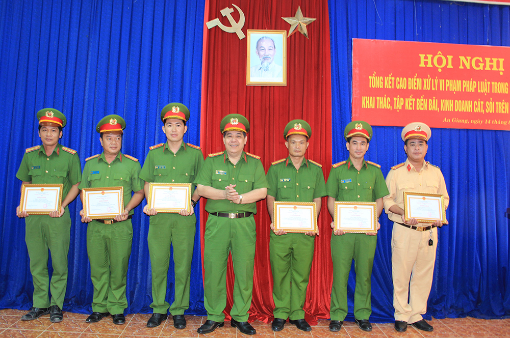 Công an tỉnh: Xử lý 55 vụ vi phạm pháp luật trong khai thác, tập kết bến bãi, kinh doanh cát sỏi