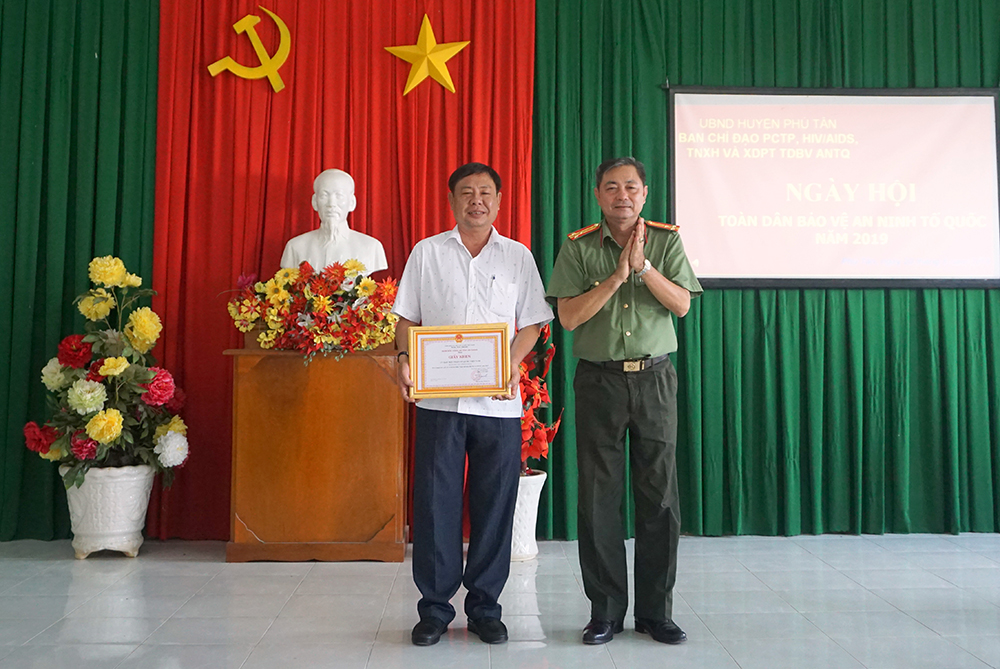Phú Tân tổ chức “Ngày hội toàn dân bảo vệ an ninh Tổ Quốc 2019” Phú Tân tổ chức “Ngày hội toàn dân bảo vệ an ninh Tổ Quốc 2019”