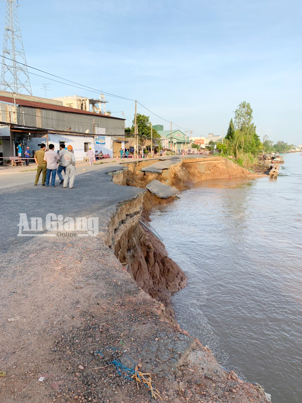 Đoạn sạt lở trên tuyến QL.91 sụp hoàn toàn xuống sông Hậu Đoạn sạt lở trên tuyến QL.91 sụp hoàn toàn xuống sông Hậu