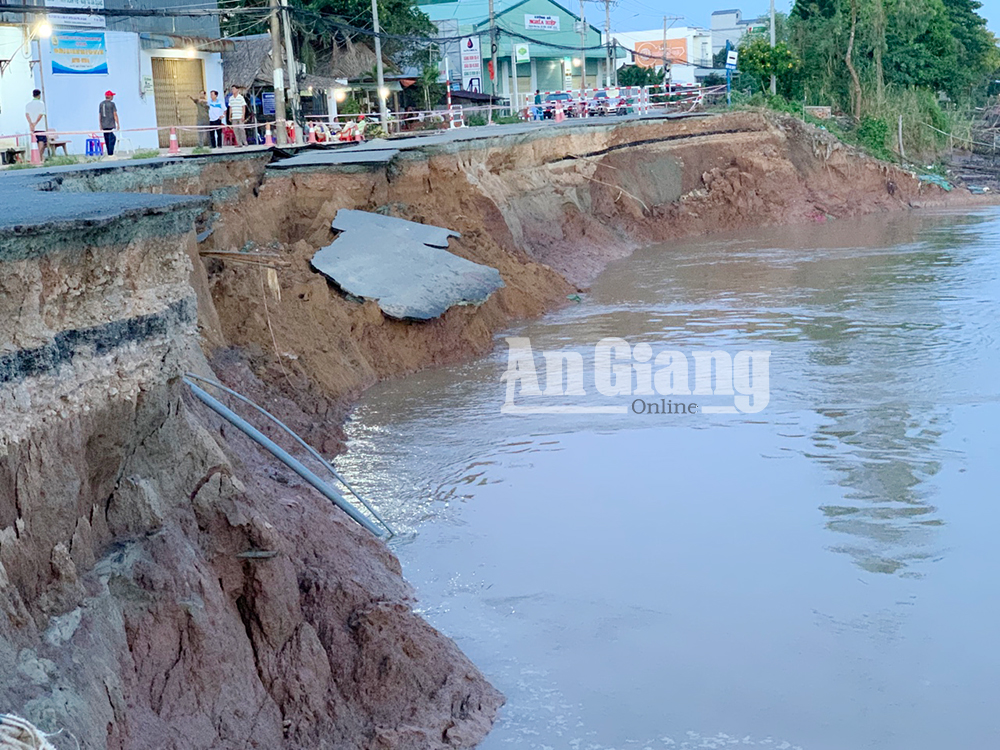 Đoạn sạt lở trên tuyến QL.91 sụp hoàn toàn xuống sông Hậu Đoạn sạt lở trên tuyến QL.91 sụp hoàn toàn xuống sông Hậu
