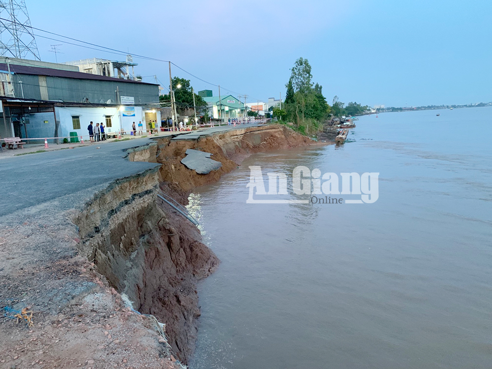 Đoạn sạt lở trên tuyến QL.91 sụp hoàn toàn xuống sông Hậu Đoạn sạt lở trên tuyến QL.91 sụp hoàn toàn xuống sông Hậu
