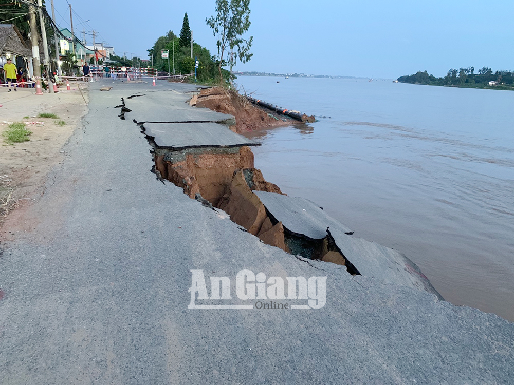 Đoạn sạt lở trên tuyến QL.91 sụp hoàn toàn xuống sông Hậu Đoạn sạt lở trên tuyến QL.91 sụp hoàn toàn xuống sông Hậu