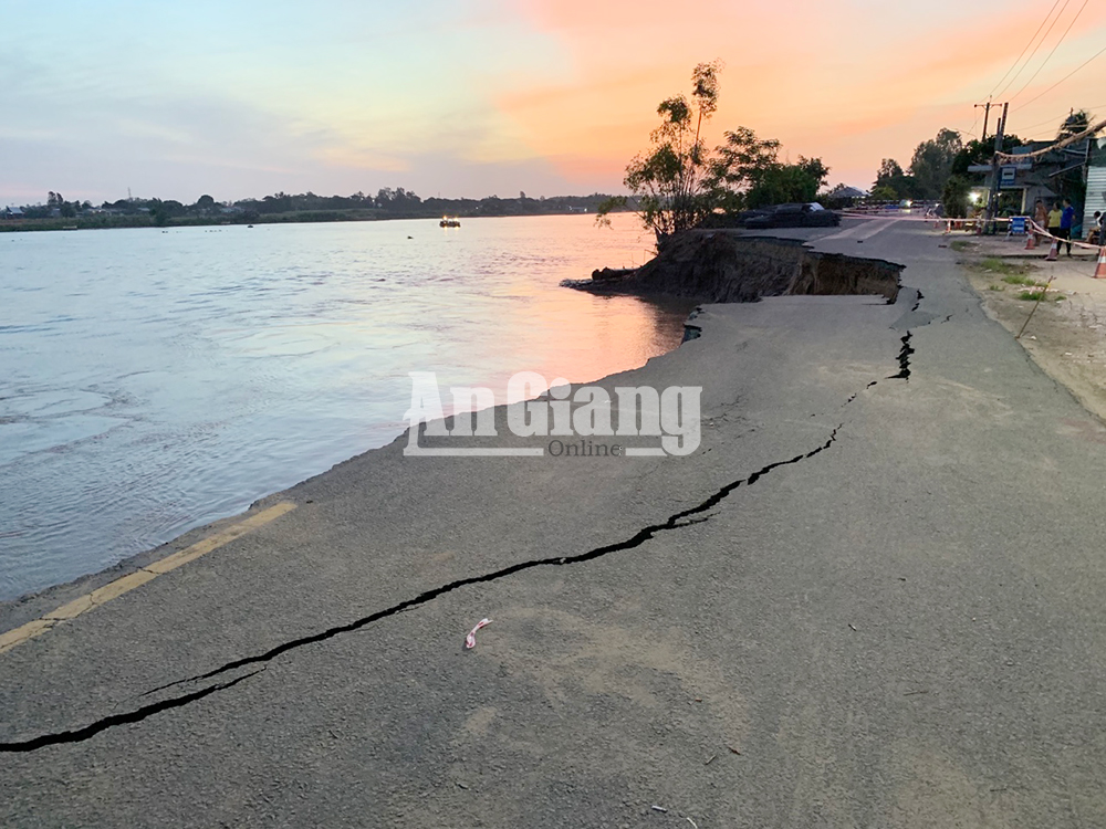Đoạn sạt lở trên tuyến QL.91 sụp hoàn toàn xuống sông Hậu Đoạn sạt lở trên tuyến QL.91 sụp hoàn toàn xuống sông Hậu