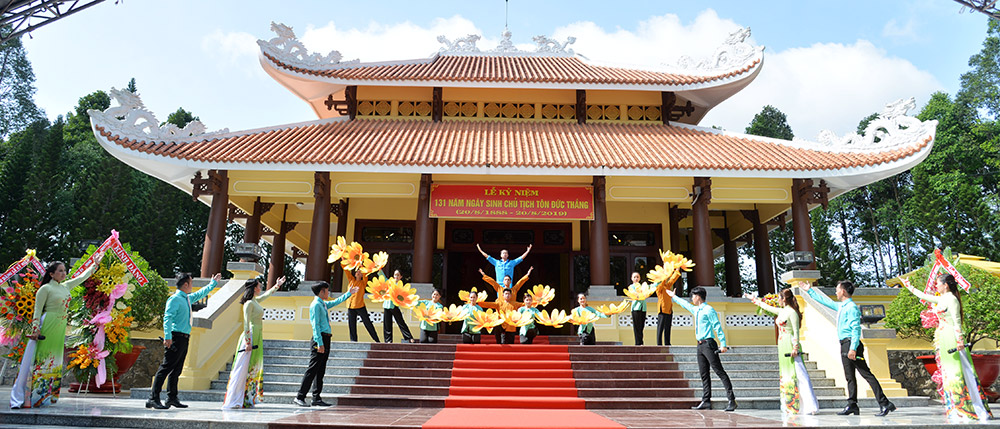 Kỷ niệm 131 năm ngày sinh Chủ tịch Tôn Đức Thắng Tiết mục văn nghệ tại lễ kỷ niệm