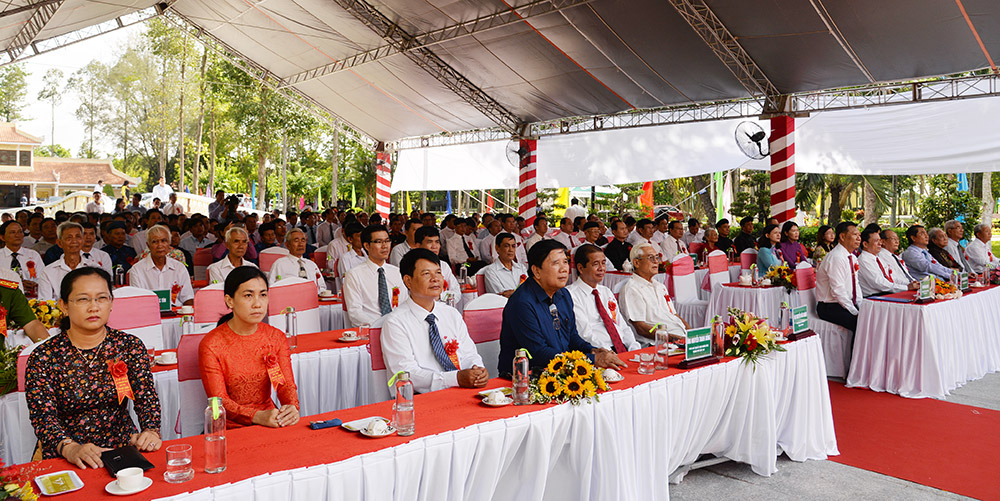 Kỷ niệm 131 năm ngày sinh Chủ tịch Tôn Đức Thắng Các đại biểu trong, ngoài tỉnh và người dân xã Mỹ Hòa Hưng dự lễ kỷ niệm