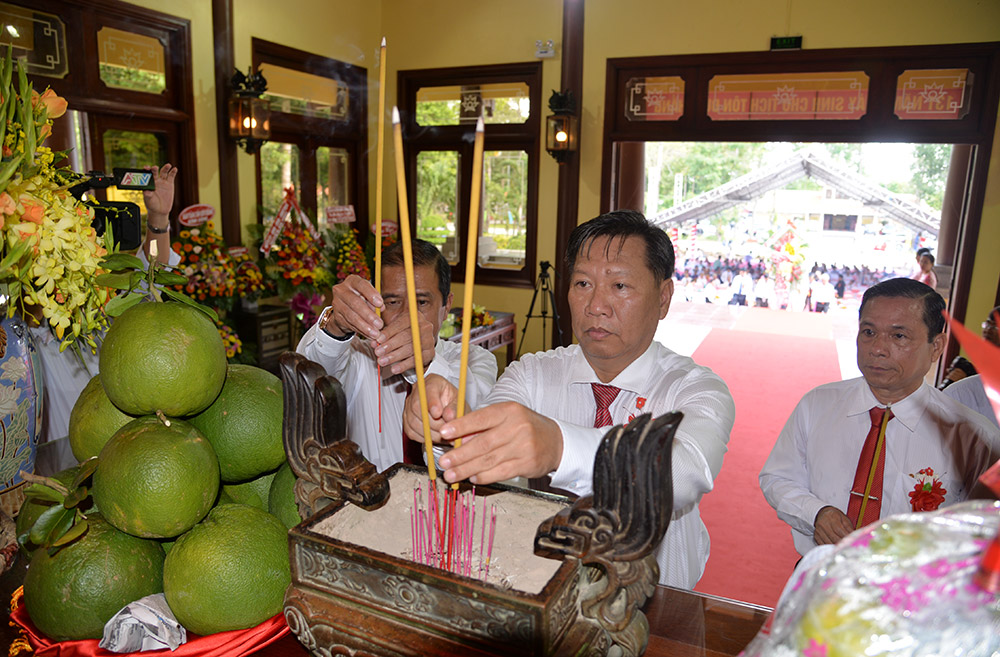 Kỷ niệm 131 năm ngày sinh Chủ tịch Tôn Đức Thắng Lãnh đạo tỉnh, thân tộc Bác Tôn, nhân dân xã Mỹ Hòa Hưng dâng hoa, dâng hương lên Đền thờ Chủ tịch Tôn Đức Thắng