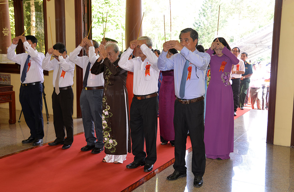 Kỷ niệm 131 năm ngày sinh Chủ tịch Tôn Đức Thắng Lãnh đạo tỉnh, thân tộc Bác Tôn, nhân dân xã Mỹ Hòa Hưng dâng hoa, dâng hương lên Đền thờ Chủ tịch Tôn Đức Thắng