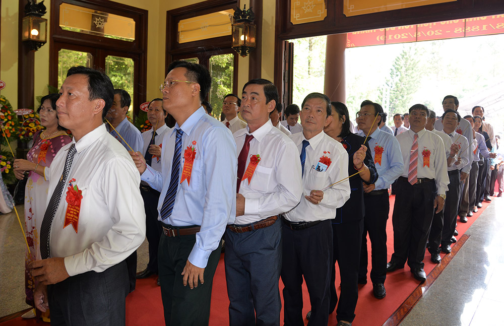 Kỷ niệm 131 năm ngày sinh Chủ tịch Tôn Đức Thắng Lãnh đạo tỉnh, thân tộc Bác Tôn, nhân dân xã Mỹ Hòa Hưng dâng hoa, dâng hương lên Đền thờ Chủ tịch Tôn Đức Thắng