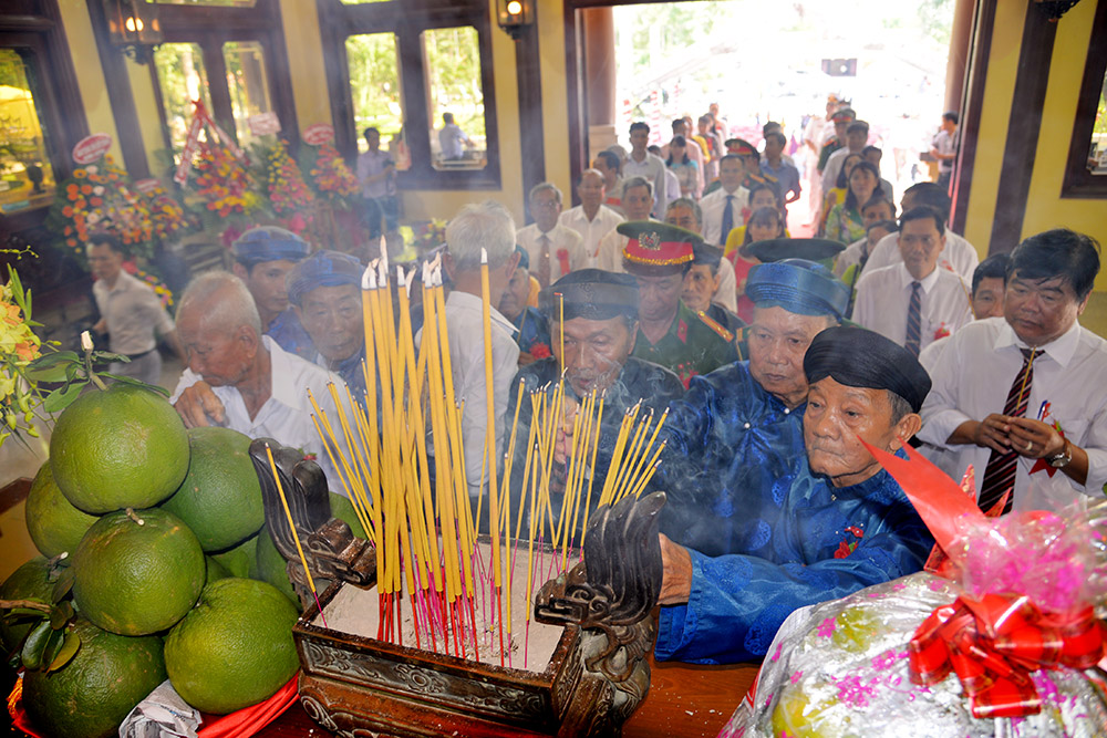 Kỷ niệm 131 năm ngày sinh Chủ tịch Tôn Đức Thắng Lãnh đạo tỉnh, thân tộc Bác Tôn, nhân dân xã Mỹ Hòa Hưng dâng hoa, dâng hương lên Đền thờ Chủ tịch Tôn Đức Thắng