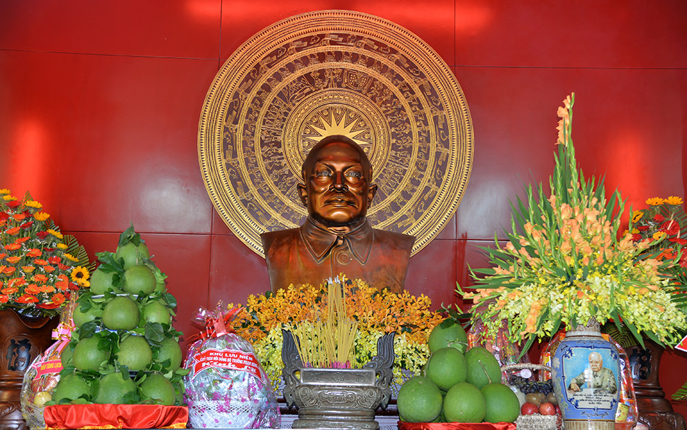 Kỷ niệm 131 năm ngày sinh Chủ tịch Tôn Đức Thắng Lãnh đạo tỉnh, thân tộc Bác Tôn, nhân dân xã Mỹ Hòa Hưng dâng hoa, dâng hương lên Đền thờ Chủ tịch Tôn Đức Thắng
