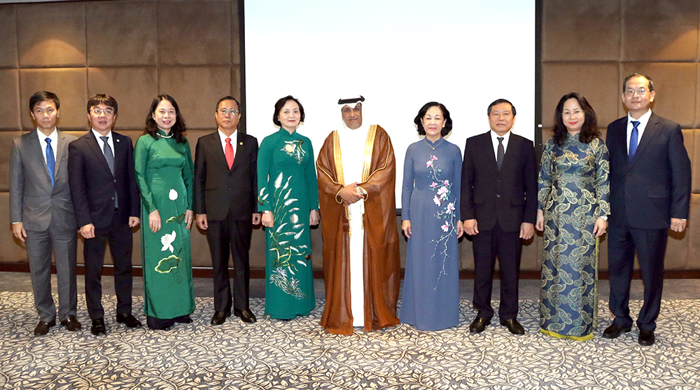 Đoàn đại biểu Đảng Cộng sản Việt Nam thăm và làm việc tại Qatar Bí thư Tỉnh ủy Võ Thị Ánh Xuân cùng đoàn đại biểu Đảng ta thăm và làm việc tại Qatar