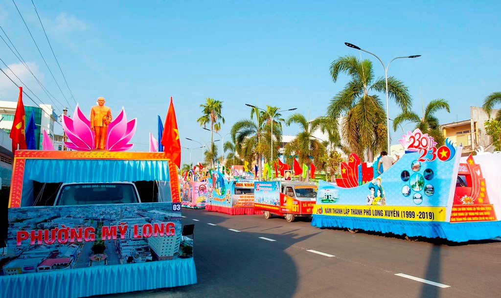 TP. Long Xuyên những ngày Tháng tám rộn ràng