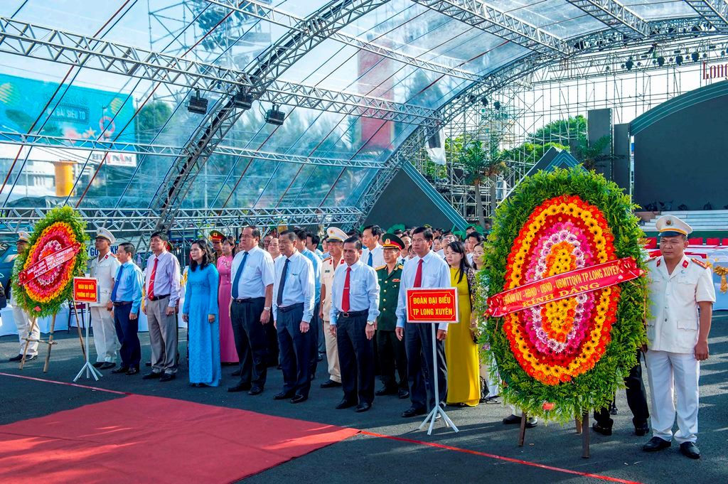 TP. Long Xuyên những ngày Tháng tám rộn ràng