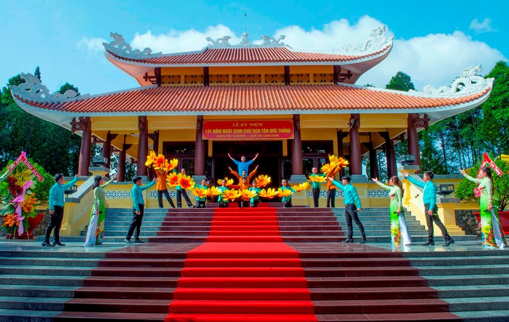 TP. Long Xuyên những ngày Tháng tám rộn ràng