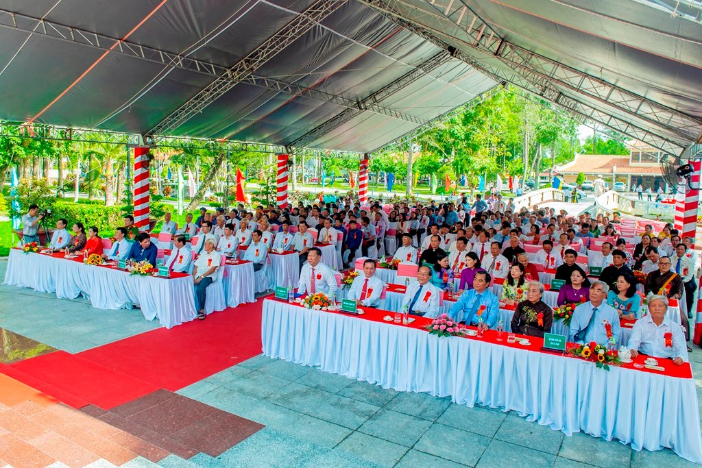 TP. Long Xuyên những ngày Tháng tám rộn ràng