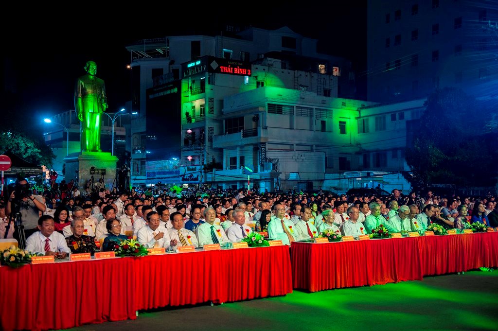 TP. Long Xuyên những ngày Tháng tám rộn ràng