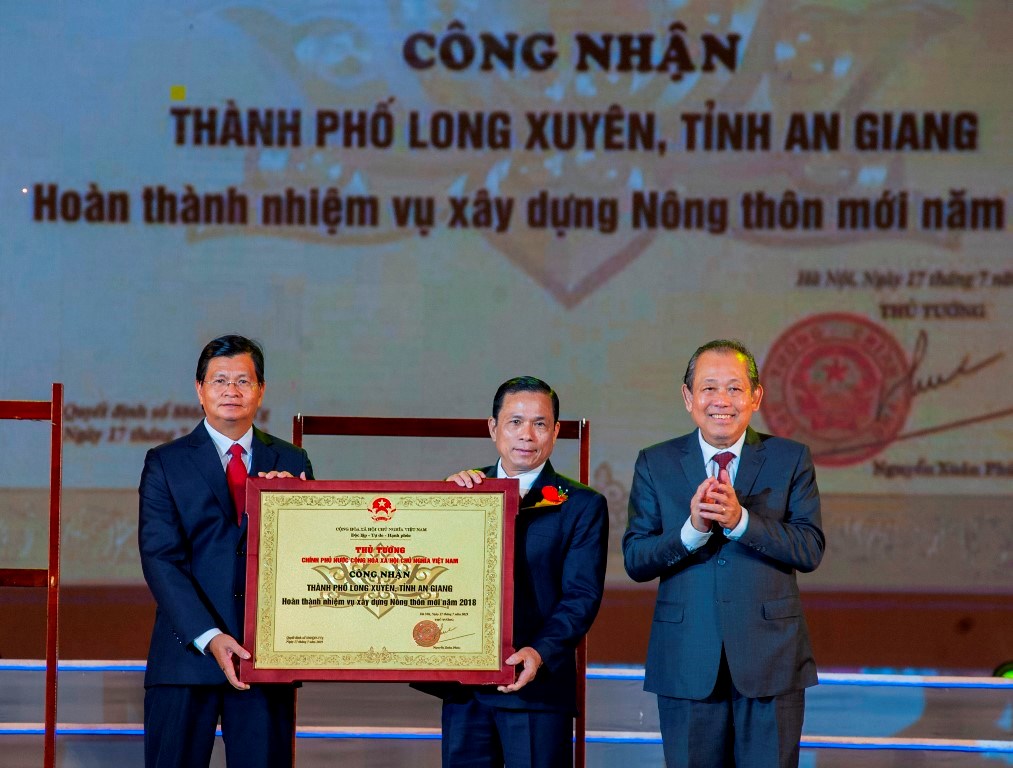 TP. Long Xuyên những ngày Tháng tám rộn ràng