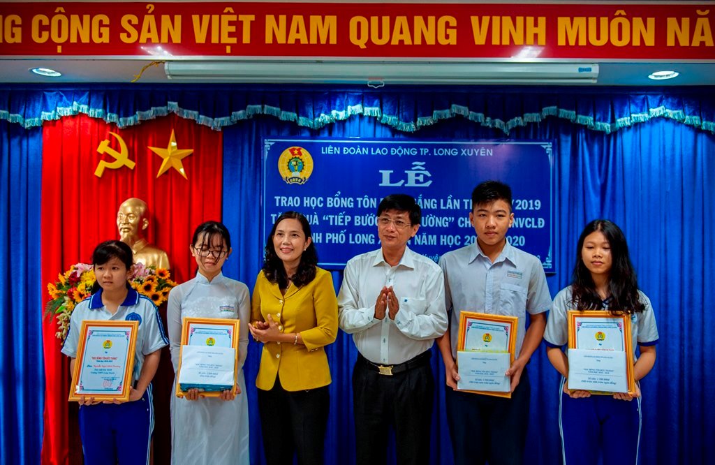TP. Long Xuyên những ngày Tháng tám rộn ràng