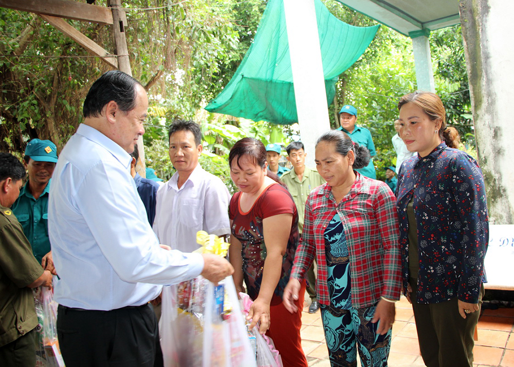 Chủ tịch UBND tỉnh Nguyễn Thanh Bình thăm, tặng quà các hộ dân khu vực sông Vàm Cái Hố bị ảnh hưởng sạt lở Chủ tịch UBND tỉnh Nguyễn Thanh Bình thăm, tặng quà các hộ dân khu vực sông Vàm Cái Hố bị sạt lở