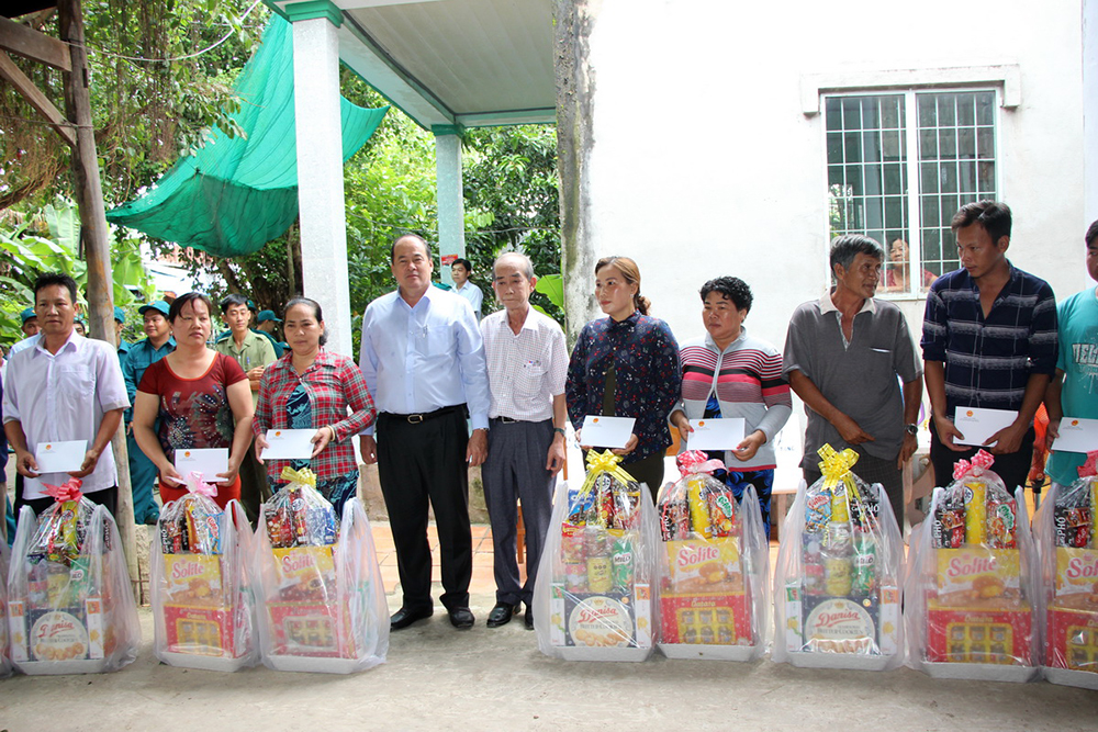 Chủ tịch UBND tỉnh Nguyễn Thanh Bình thăm, tặng quà các hộ dân khu vực sông Vàm Cái Hố bị ảnh hưởng sạt lở Chủ tịch UBND tỉnh Nguyễn Thanh Bình thăm, tặng quà các hộ dân khu vực sông Vàm Cái Hố bị sạt lở