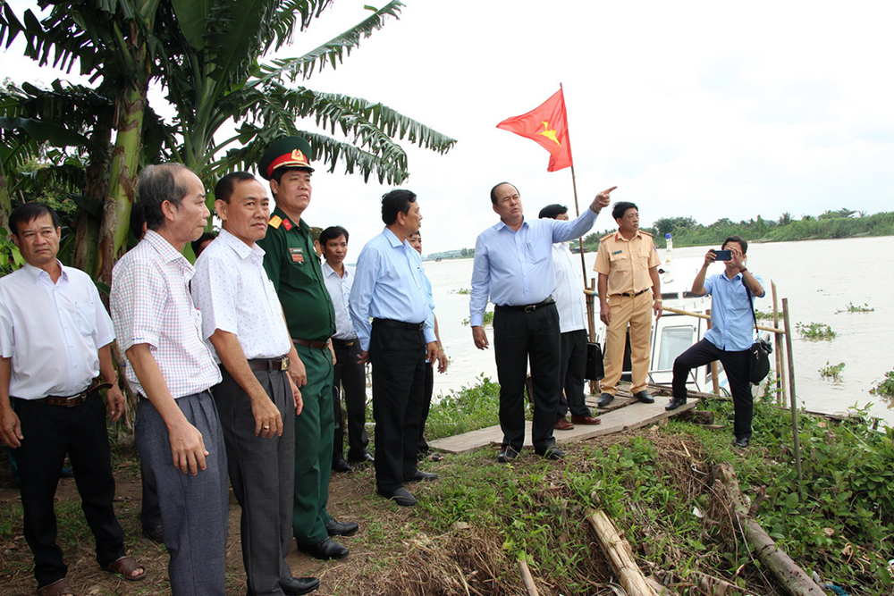 Chủ tịch UBND tỉnh Nguyễn Thanh Bình thăm, tặng quà các hộ dân khu vực sông Vàm Cái Hố bị ảnh hưởng sạt lở Chủ tịch UBND tỉnh Nguyễn Thanh Bình thăm, tặng quà các hộ dân khu vực sông Vàm Cái Hố bị sạt lở
