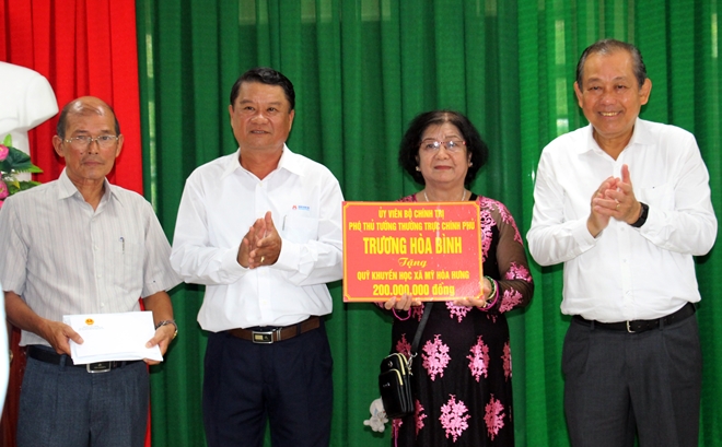 Phó Thủ tướng Thường trực Trương Hòa Bình trao tặng Quỹ Khuyến học - Khuyến tài xã Mỹ Hòa Hưng 200 triệu đồng Phó Thủ tướng Thường trực Trương Hòa Bình trao tặng Quỹ khuyến học quê hương Bác Tôn