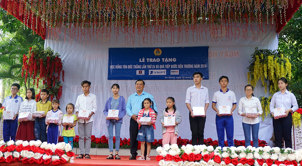 Trao học bổng Tôn Đức Thắng và tặng quà “Tiếp bước đến trường” cho con đoàn viên, người lao động có hoàn cảnh khó khăn Trao học bổng Tôn Đức Thắng và tặng quà “Tiếp bước đến trường” cho con đoàn viên, người lao động hoàn cảnh khó khăn