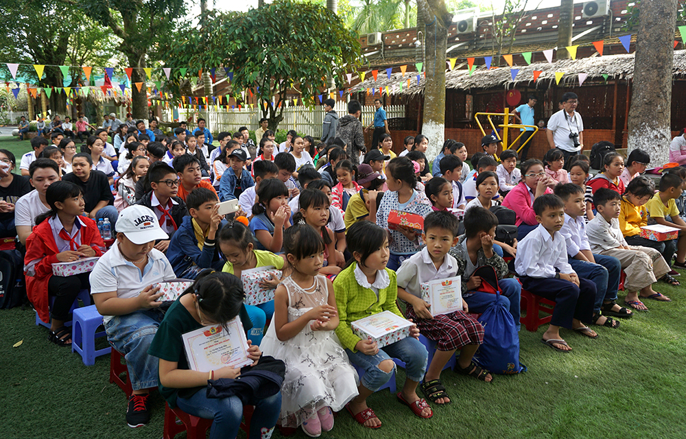 Trao học bổng Tôn Đức Thắng và tặng quà “Tiếp bước đến trường” cho con đoàn viên, người lao động có hoàn cảnh khó khăn Trao học bổng Tôn Đức Thắng và tặng quà “Tiếp bước đến trường” cho con đoàn viên, người lao động hoàn cảnh khó khăn