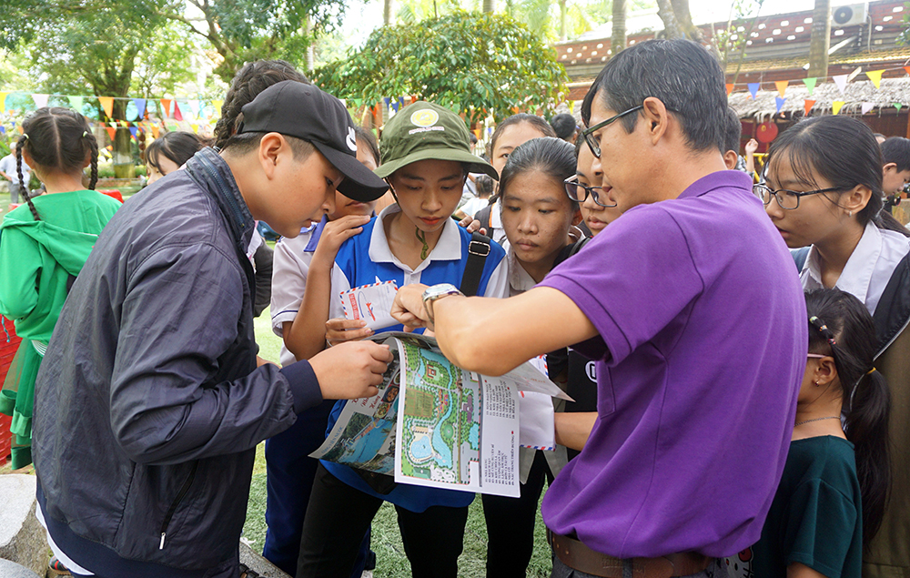 Trao học bổng Tôn Đức Thắng và tặng quà “Tiếp bước đến trường” cho con đoàn viên, người lao động có hoàn cảnh khó khăn Trao học bổng Tôn Đức Thắng và tặng quà “Tiếp bước đến trường” cho con đoàn viên, người lao động hoàn cảnh khó khăn